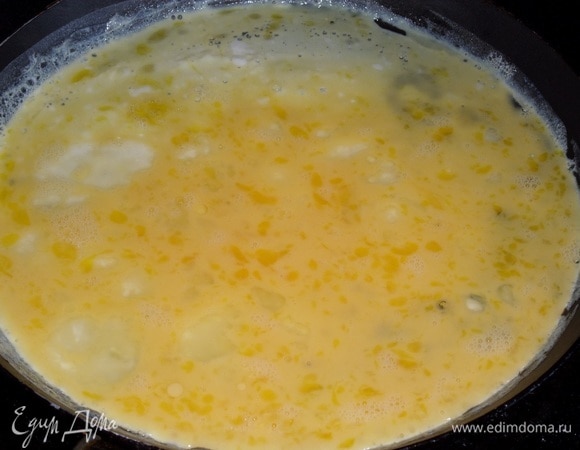 Выливаем яичную смесь в разогретую сковороду.