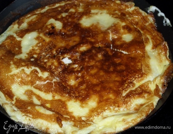 Печем омлетный блин, обжаривая с двух сторон. Снимаем со сковороды и остужаем.