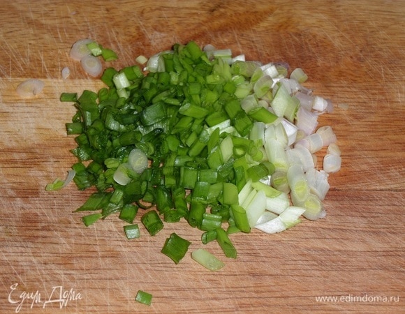 Мелко нарезаем зеленый лук.