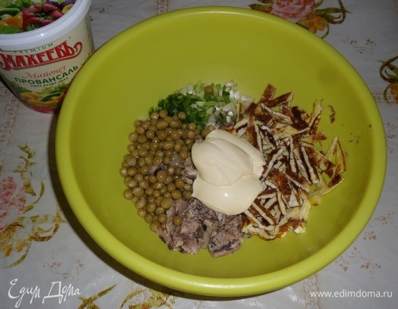 В чашку к рыбе добавляем нарезанный зеленый лук, нарезанный омлетный блин, консервированный зеленый горошек. Добавляем майонез ТМ «МахеевЪ».