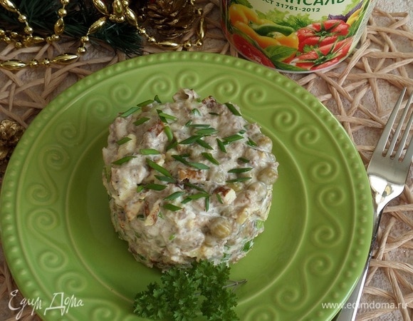 Подаем салат, украсив зеленью.