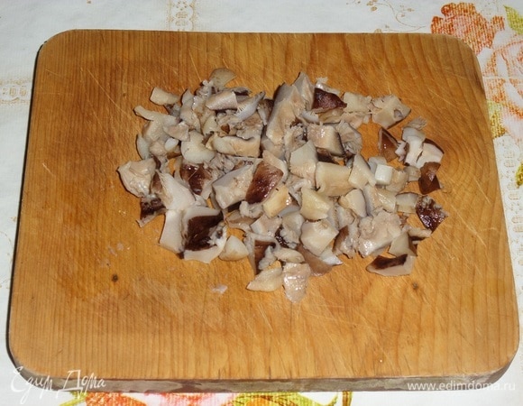 Нарезаем грибы.