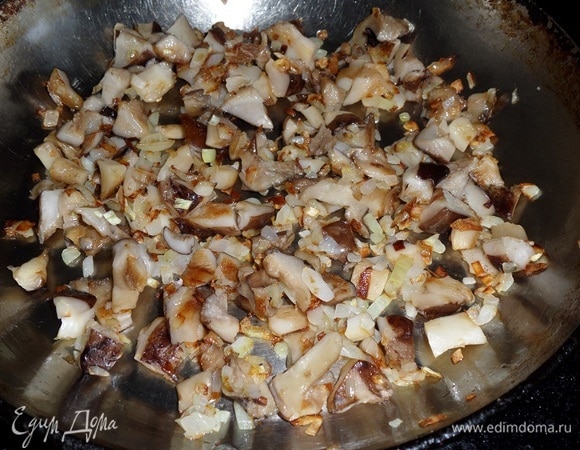 Обжариваем 5–10 минут, периодически помешивая ложкой. Солим по вкусу. Затем остужаем.