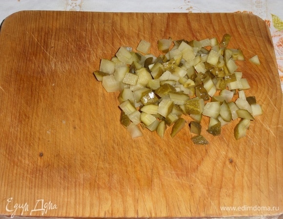 Огурцы нарезаем кубиком.