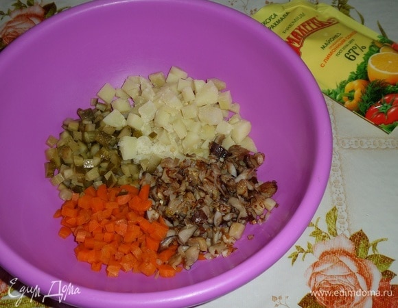 Нарезанные овощи выкладываем в глубокую чашку. Сюда же добавляем обжаренные с луком грибы.
