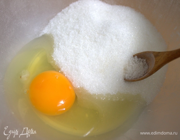 В мелкий сахар (0,5 стакана) и ваниль вбить яйцо.