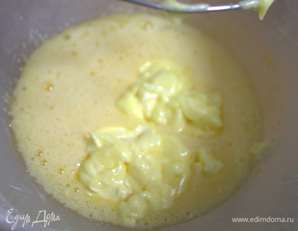 Взбить вместе с мягким маслом.