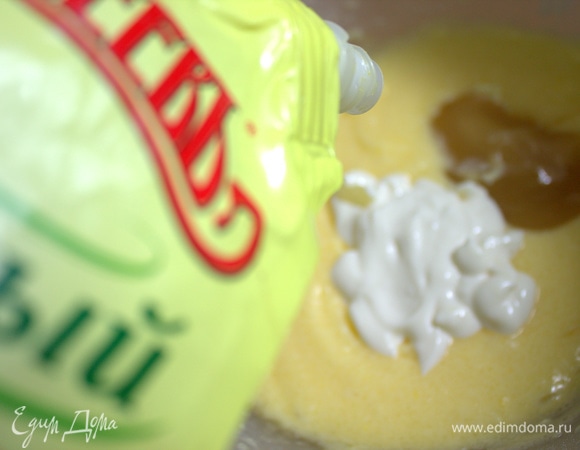 Добавить мед и майонез ТМ «МахеевЪ» с лимонным соком. В оригинале использовалась сметана, но знаю, что на майонезе выпечка более рассыпчатая и вкусная.