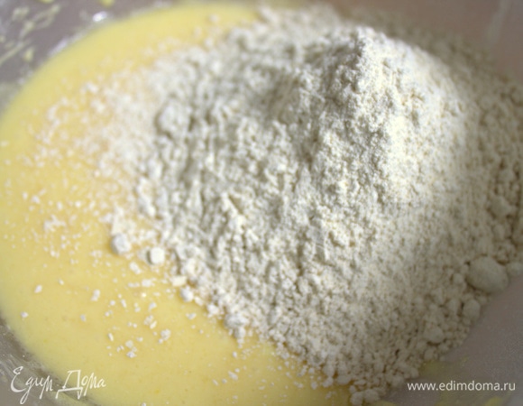 Всыпать овсяную муку (100 г) и соду.
