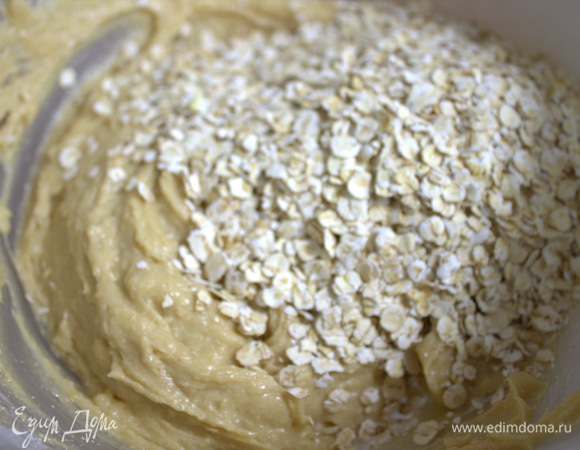 Можно 2 стакана муки, но я один стакан заменила овсяными хлопьями быстрого приготовления (100 г).