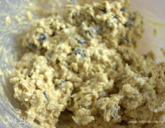 Хорошо смешать и оставить на столе на 10 минут. Если только с мукой, то можно сразу печь.