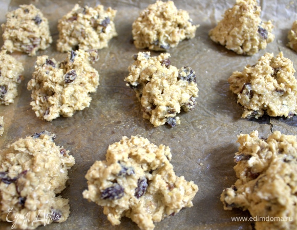 Форму застелить смазанным любым маслом пергаментом и разделить тесто на порции.