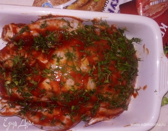 Сдабриваем специями для курицы и обильно смазываем томатным кетчупом. Посыпаем нарубленным укропом. Ставим в разогретую духовку до 225°C на 1 час. В любом случае проверяем деревянной шпажкой, проткнув тушку, определяем по прозрачному цвету сока готовность.