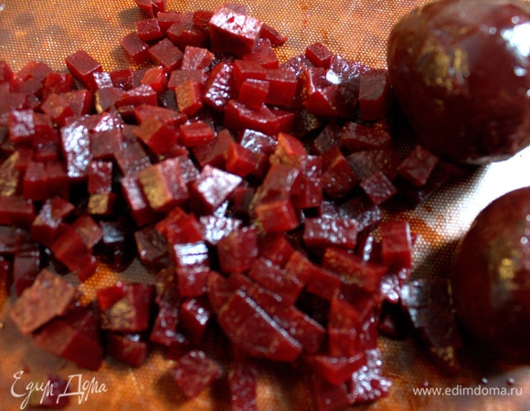 Свеклу отварить или запечь. Нарезать кубиком.