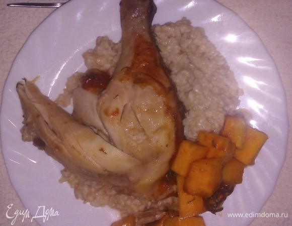 У меня все очень любят на гарнир к курице овсяную крупу или пшено. Сегодня — полезная овсянка. Тыква дала курице необычайную сочность и мускатный вкус. Щедрого и доброго вам стола!