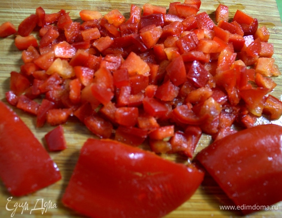 Перец нарезать.