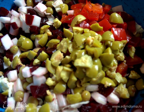 Отправить перец и оливки к остальной нарезке.