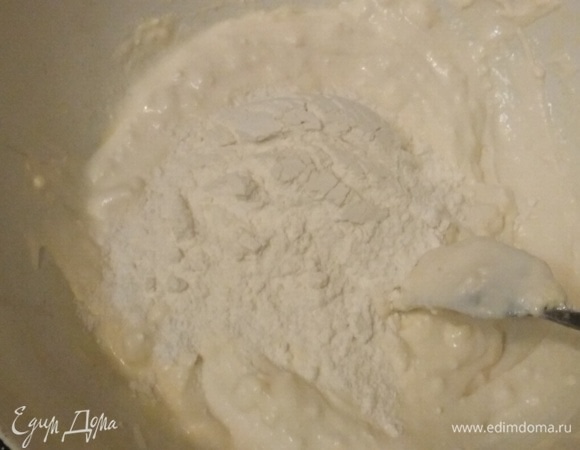 Всыпать муку. Хорошо перемешать. Мукой не увлекайтесь, иначе испортите вкус вареников. Они получатся мучного вкуса. Тесто должно быть липким, а по консистенции они должны напоминать густую кашу. 