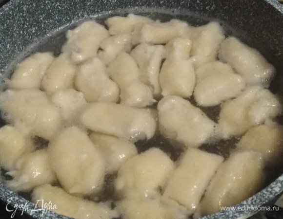 Воду довести до кипения. Слегка подсолить. Опустить туда вареники.