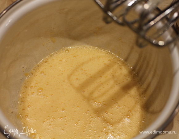 Взбиваем яйца с обычным сахаром и ванильным.