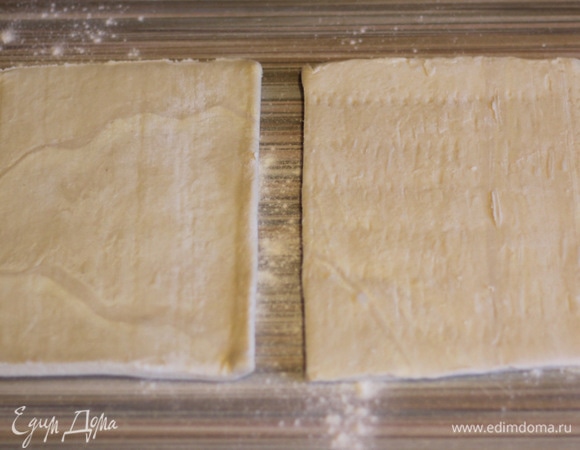 Размораживаем упаковку слоеного теста. Если там два пласта, понадобится один. Или можете сделать две разные елки, например сладкую и несладкую.