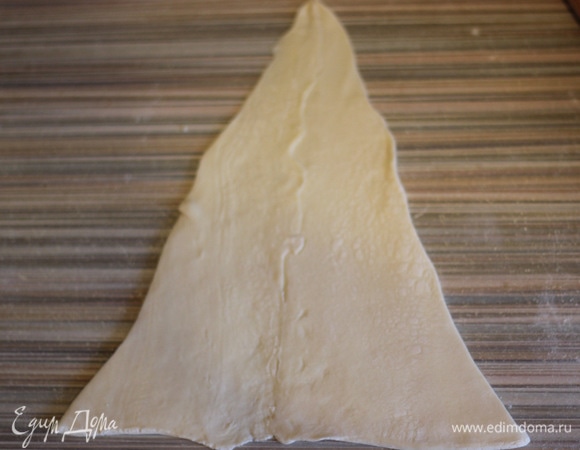 Аккуратно склеиваем серединку. У нас получилось 2 одинаковых равнобедренных треугольника из теста.