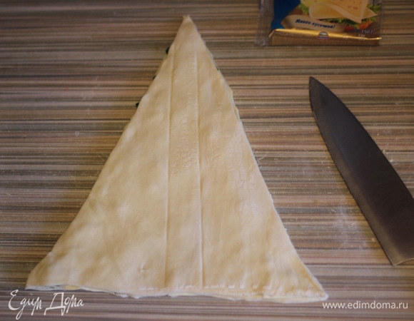 Накрываем сверху вторым треугольником, аккуратно придавливаем, совмещаем края, выравниваем треугольник. Ножом делаем бороздки, определяя ствол елки.