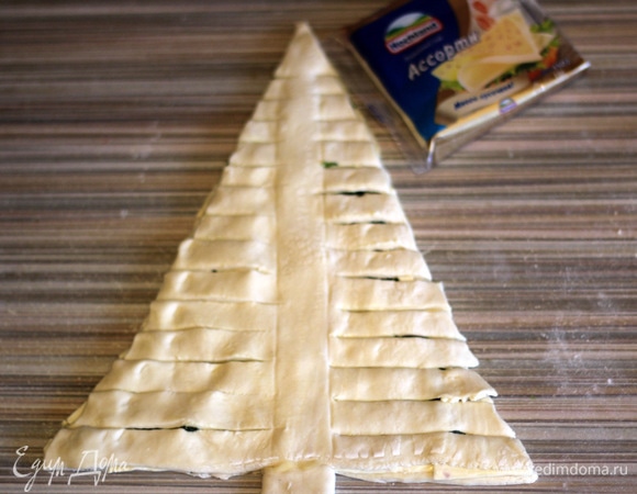 Острым ножом делаем разрезы от ствола елки к краю, ширина каждой полоски — примерно 1,5–2 см.