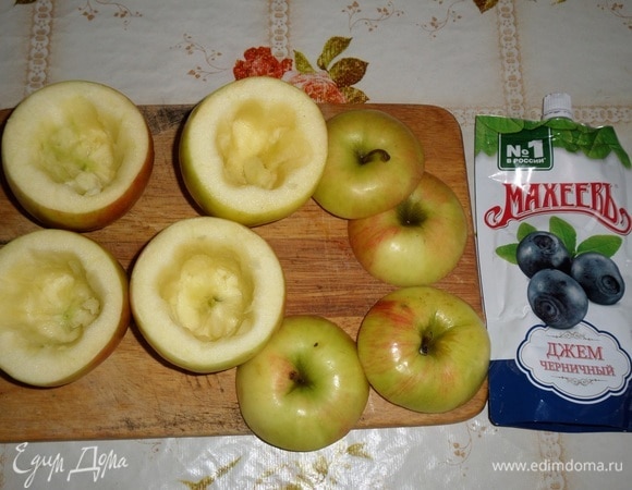 Яблоки промываем и срезаем верхушки. Ложкой вынимаем сердцевину.