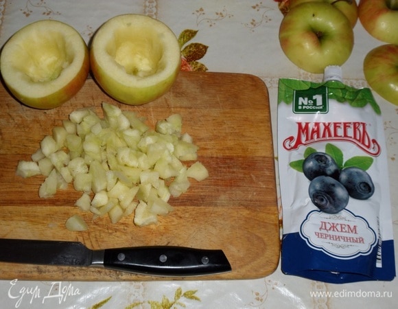 Удаляем семена, оставшуюся сердцевину нарезаем кубиком.