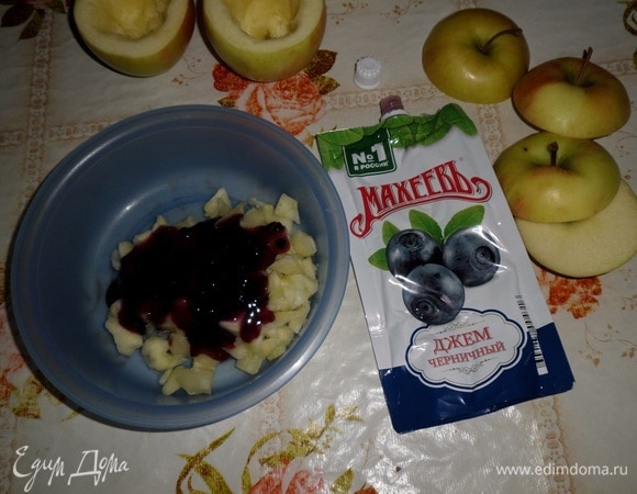 Нарезанные яблоки выкладываем в чашку и добавляем джем ТМ «МахеевЪ».