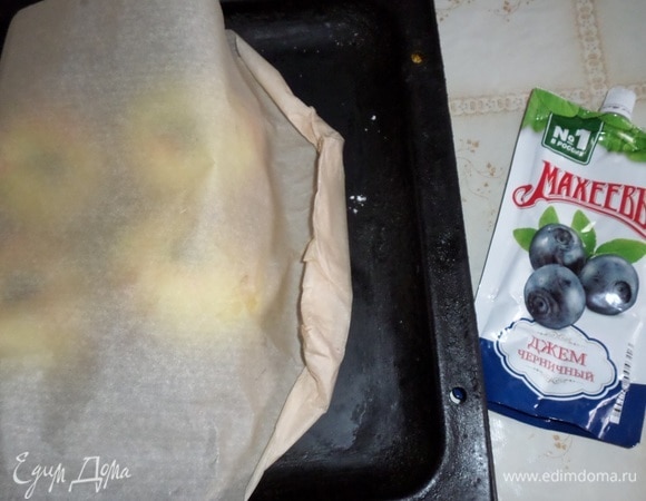 Подворачиваем края пергамента. Помещаем противень в разогретую духовку.