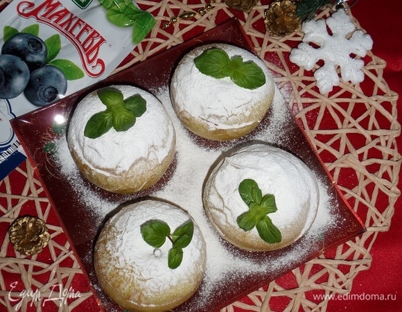 Подаем яблоки, посыпав сахарной пудрой и украсив мятой.