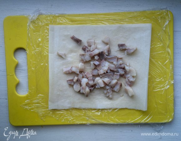 Филе соленой сельди нарезать на мелкие кубики. Чтобы доска после нарезки не пахла селедкой, я предварительно оборачиваю ее пищевой пленкой и застилаю пергаментом в несколько слоев.