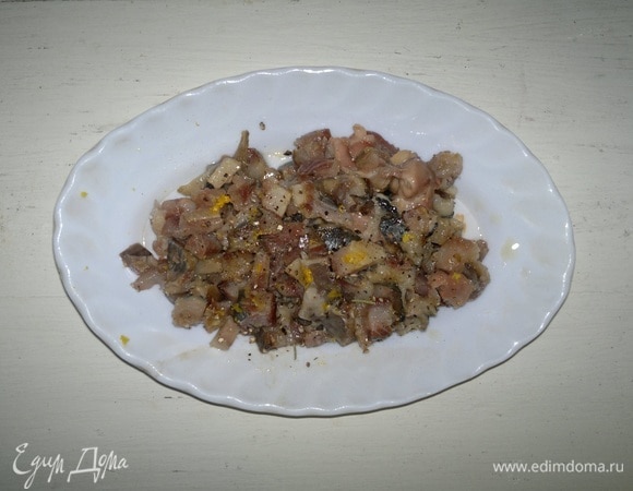 Выложить селедку в миску, полить 1 ч. л. лимонного сока, посыпать цедрой лимона и перцем. Дать постоять 8–10 минут.