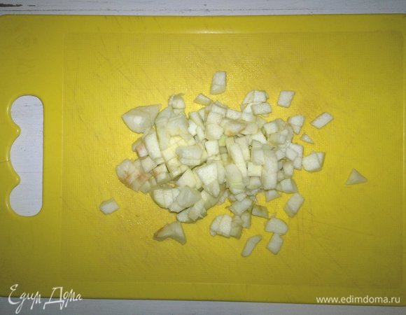 Яблоко очистить от кожуры и семян, нарезать мелкими кубиками. Сбрызнуть лимонным соком.