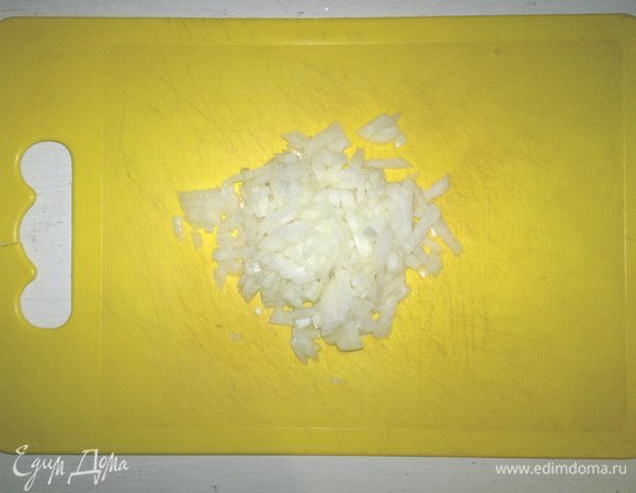 Лук очистить, мелко нарезать.