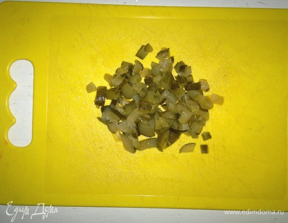 Соленый огурец нарезать мелкими кубиками.