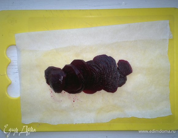 Вареную свеклу очистить от кожуры и нарезать мелкими кубиками. Чтобы доска не окрашивалась при нарезке свеклы, я застилаю ее пергаментом в несколько слоев.