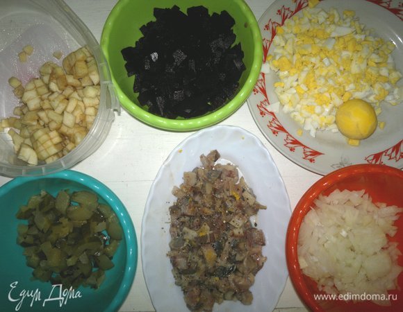 Все компоненты салата готовы.