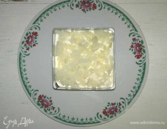 На заправку выложить половину лука.