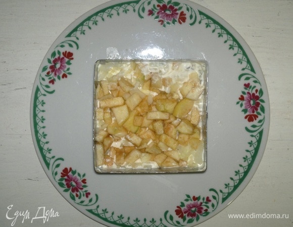 На лук выложить половину яблок.