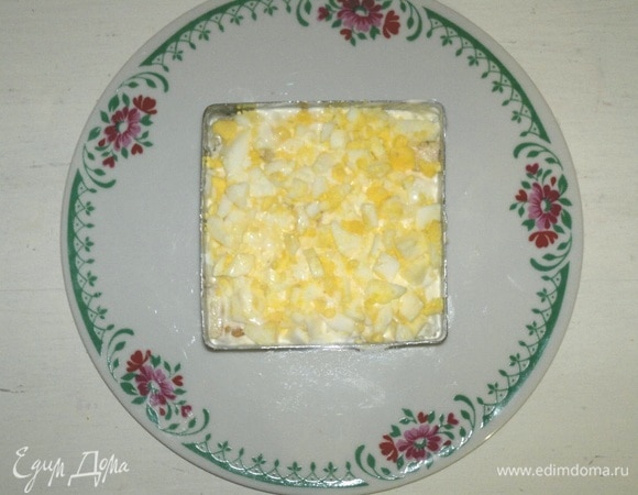 Следующим слоем выложить половину яиц.