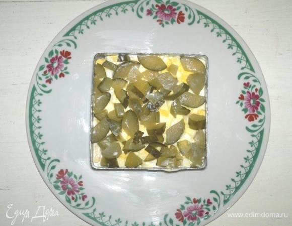 Далее половину соленого огурца.