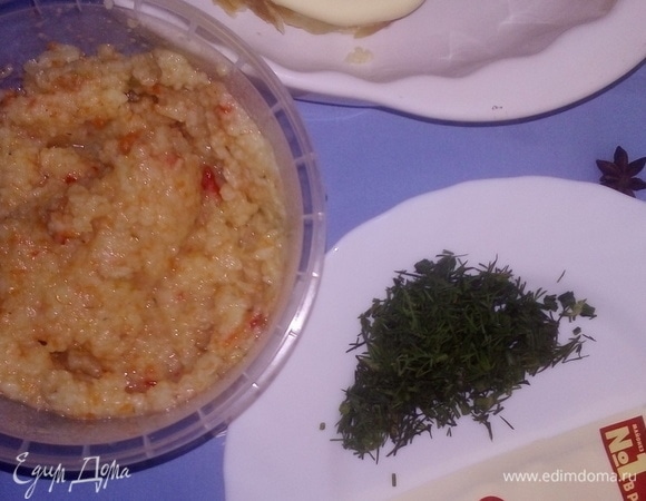 Картошку, тушенную с морковкой и болгарским перчиком, которая осталась от вчерашнего ужина (каждый раз использую разную картошку: то пюре осталось, то жареная) быстро разминаю.