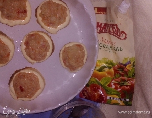 Середину заполняем картофелем. На мои кусочки умещается 1 столовая ложка.