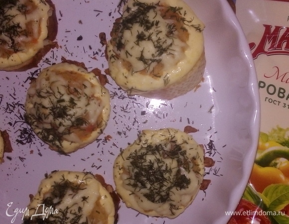 Отправляю в разогретую до 200°C духовку на 15 минут, достаю и посыпаю любимыми специями (кориандром), а вы на свой вкус. Пять минут стоят на столе, остывая и впитывая аромат трав. Приятного и незатейливого вам завтрака.