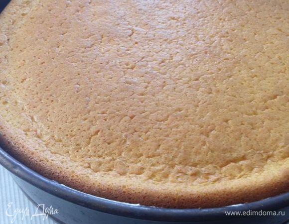 Бисквит. 4 желтка взбить со 175 г сахара. Вообще, торт не особо сладкий. Добавить ванилин и 1 ч. л. лимонной цедры. Сверху выложить пышно взбитые белки. Аккуратно перемешать. Смешать 75 г крахмала, 75 г муки и 1 пакетик разрыхлителя. Просеять сверху. Перемешать. Испечь в режиме конвекции в течение 25 минут при 180°C. Охладить. Разрезать на 2 пласта.