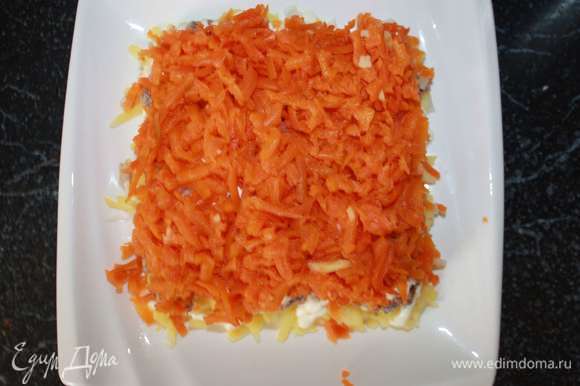 Далее слой моркови натираем на крупной терке (из моркови так же можно сформировать маленькую розочку для украшения).