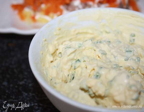 Добавим немного майонеза и тщательно перемешаем. 